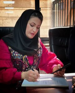 فاطمه عبداللهی رییس انجمن تولید کنندگان و صادرکنندگان صنایع دستی اتاق بازرگانی استان زنجان